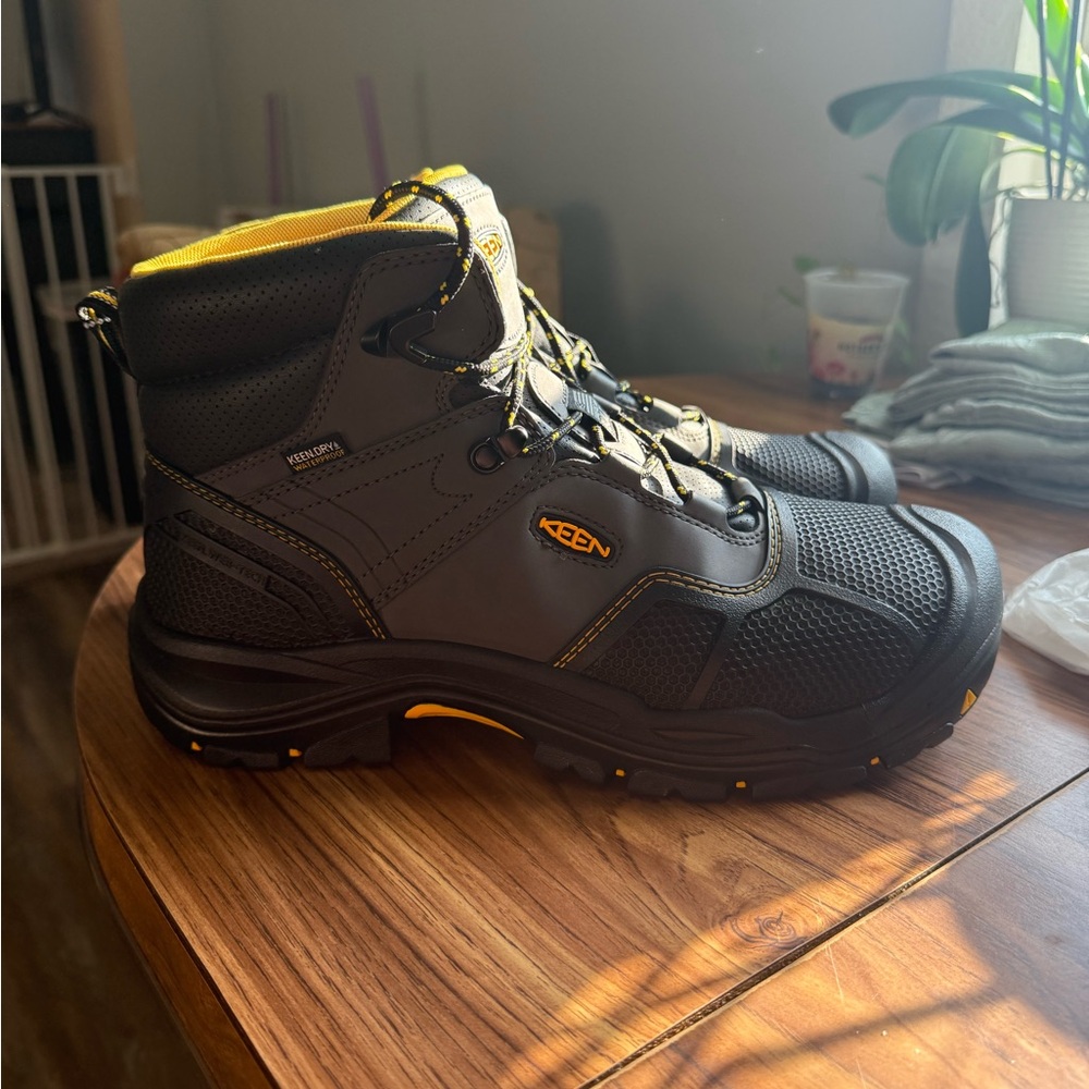 KEEN Men's Gray and Yellow Outdoor Boots